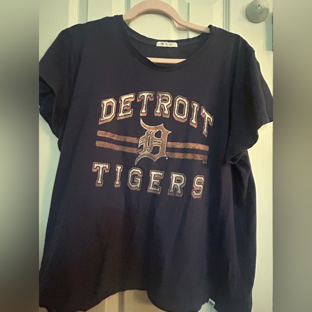 2 Detroit Tigers  T-Shirts/ one short sleeve xxl and a long sleeved large